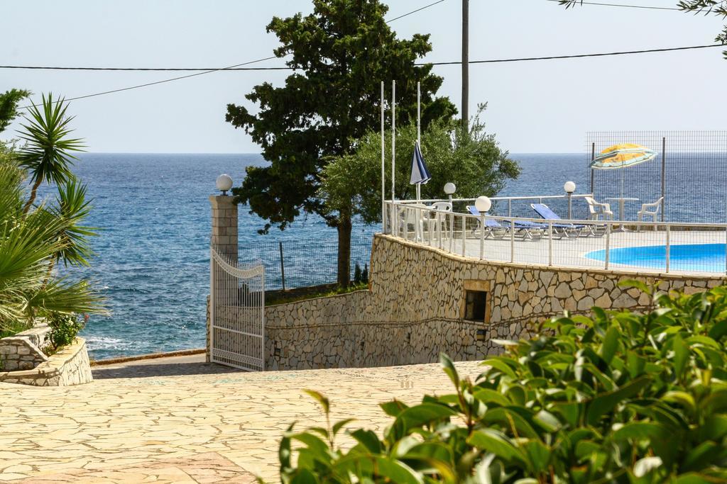 Kardamili Beach Hotel Exterior photo